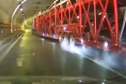 【動画】ぎゃああ怖い。フルブレーキで衝突を回避する積車が真横に(ﾟoﾟ)