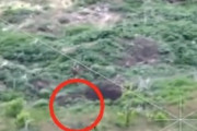 【動画】ウクライナのドローン爆弾を叩き落として自分と同僚の命を救ったロシア兵。