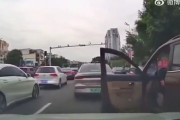 【動画】中国式割り込みがすごい！運転席のドアを全開にして有無を言わさず割り込む！