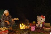 ヒロシ、ハローキティさんと1時間焚き火を眺めるシュールな映像に反響　「1時間フルで観てしまった」「マジで良すぎる」
