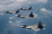 韓国空軍のF-35A「フリーダムナイト」、世界最強の米空軍F-22「ラプター」と熾烈な近接空中戦を実施！
