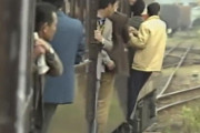 【画像】昔の日本の電車、ガチで命懸けすぎる……