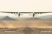 【2年ぶり】世界最大の飛行機「ストラトローンチ」、再び空へ