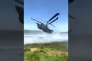 【軍事】撮影者に超低空飛行で迫ってくるロシア軍のヘリコプター、Ka-52アリゲーター。