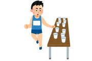 マラソン男子のフランス選手が後続の選手が給水できないようにペットボトルを根こそぎなぎ倒す