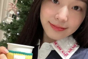 キム・ヨナがクリスマスツリー前で「女神の微笑み」を披露ｗｗｗ34歳現在の美貌が衰え知らずと氷上スレ驚愕！「コーヒー持つだけで絵画」「新居は9億円!?」と豪華すぎる私生活に溜息…！引退後も輝き続ける女王の風格に絶賛の嵐！