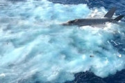 【動画】南シナ海でF-35Cが空母への着艦に失敗して海に墜落してしまう。