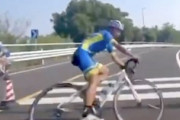 レース中の自転車に突っ込んでしまったバイク乗りの車載映像。