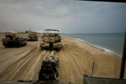 ハマスとの戦い、イスラエル軍の装甲部隊がガザ北部の海岸沿いを南下