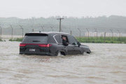 【画像】金正恩さん、豪雨被災地域をレクサスで水没しながら視察する