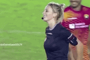 【GIF】くっそセクシーな美人がサッカー審判をやった結果ｗｗｗｗｗｗｗｗ