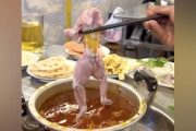 熱々の鍋に入られれるのを嫌がるカエル肉の動画が話題に。