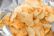 【社会人が選ぶ】最高にウマいと思う「ポテトチップス」は？2位は「カルビー 堅あげポテト」、1位は？