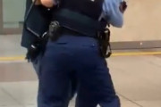 名古屋駅で刃物持った男が現行犯逮捕。警察官の命懸けの仕事に感謝 しかも小柄な女性の警官も！ 同じ女性として敬意を表したいです