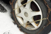 【悲報】新入社員さん、社用車のタイヤにチェーンを巻き付けて顧客訪問してしまう…