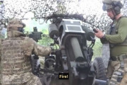 ウクライナ軍のM119軽榴弾砲部隊、装填手がスマホで弾着映像を見て再装填！