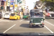 お客さんを乗せて危険運転。ミキサー車を右から抜こうとしたトゥクトゥクが(°_°)