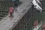 【動画】 運転免許証を取得した男性、10分後に車ごと川に転落　一部始終を監視カメラが激撮 ＝ 中国
