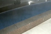 【動画】スイミングプールの床が抜けてしまうというなかなかレアな事故の映像がこちら。