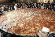 【画像あり】ギネス認定された世界一大きいピザ、想像の1.3倍くらい大きい