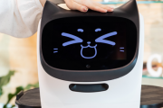 【え…】日本では大人気のネコ型配膳ロボットちゃん。海外ではウザがられてる。