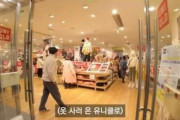 韓国人「衝撃的な中国のユニクロの光景」