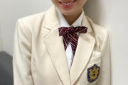 橋本環奈ちゃんが、メガネ×白ブレザーの可愛すぎる高校生姿を披露