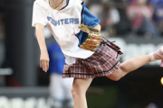 牧野真莉愛さん（23）がミニスカノーバン始球式を披露