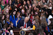 トランプ大統領「トランスジェンダーは女子スポーツ参加禁止！大統領令だ！」
