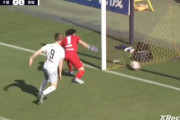 【悲報】J2の試合でGKがオウンゴールしてしまう