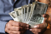 亡くなった妹の預金を引き出すため、遺体を掘り起こして銀行に運んだ男性（インド）