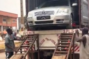 【動画】その高さは無理だろう（笑）中古車をコンテナから下ろそうとして残念なことに。