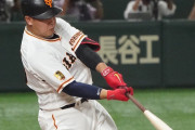 【動画】巨人・岡本和真が驚きの“変態打ち”　左翼スタンド中段まで運ぶ6号は「ほぼ片手やん」