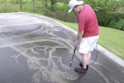 高圧洗浄機で庭にアートしてしまうおじさんの動画がなかなか素敵。