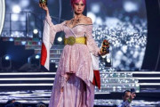 ミス・ユニバース世界大会の日本代表、胸元の肌に直接マジックで「日本」・・？　[12/11]