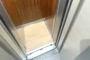 【動画】これは怖い。えげつない狭さのエレベーターがみつかる。