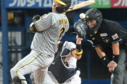 顔付近を通過するヤクルト投手の厳しい投球に阪神ファンがブーイング　小野寺、大山が慌ててよける
