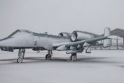 厳しい吹雪の中、飛行ラインに駐機する対地攻撃機A-10CサンダーボルトII！