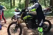 【動画】斜面に挑んだCRF150乗り、勢い余って間抜けな事にｗｗｗ