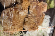 【悲報】ガチニートが勇気振り絞って買ってきた唐揚げ弁当がこれwwwwwwww（画像あり）