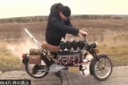 エンジンの代わりに蒸気機関を載せちゃったバイクがこちら… ちゃんと走るのね！