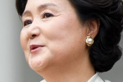 韓国・大統領夫人に職権乱用疑惑＝韓国ネットが批判「王妃の気分」「国民の税金で…」「文政権の腐敗が明らかになった」[4/10]