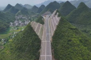 【画像】中国「山の中に道路通したいけどトンネル掘るの面倒だなぁ……山削ったろ！」