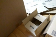 今通販とかのダンボールを捨てる為にまとめてる(´；ω；｀)ﾌﾞﾜｯ