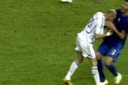 ジダン「引退試合のW杯決勝戦で頭突きして退場しました」←日本人ならめちゃくちゃ批判されるよな