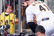 優男！阪神ボーアが虎党女子へ粋なファンサービス