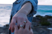 米女優クロエ・モレッツ、同性恋人との婚約指輪公開 デート写真も披露