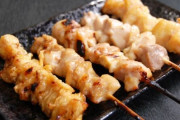 焼き鳥店主「串から抜かないで！串を抜く度に値段が上がるよ」
