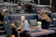 「スイスの映画館のVIP席がすごい…」快適すぎて寝てしまいそうな環境
