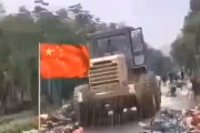 【動画】中国、洪水被災地で兵士が雨の中でびしょ濡れで寝て頑張っている！ヤラセですけど…